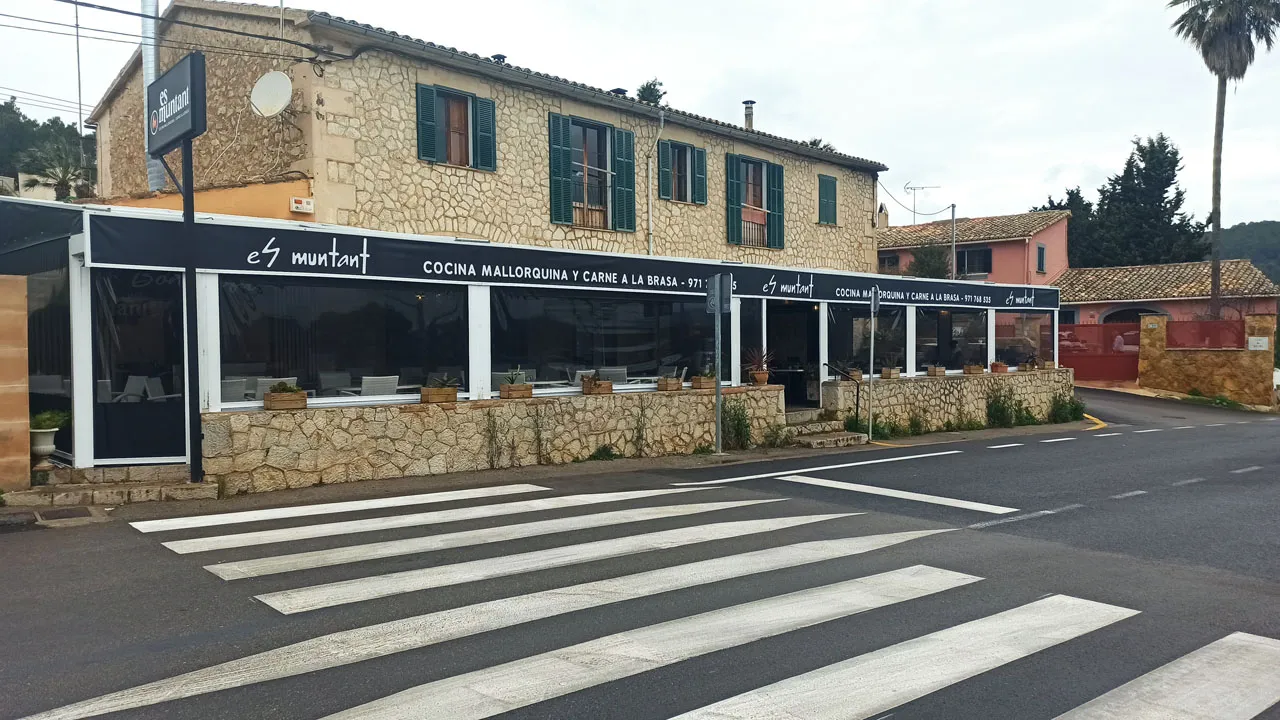 Restaurant Es Muntant from outside — Mallorcan family restaurant in Establiments, Palma