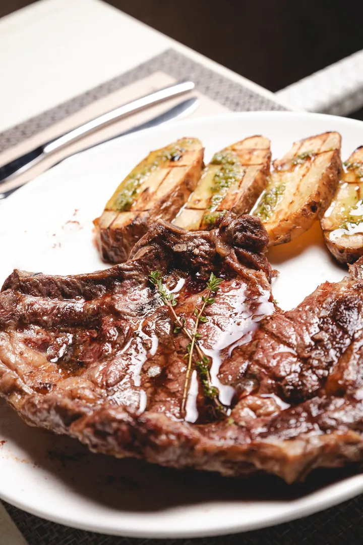 Beef entrecote on the wood-fired grill — Restaurant Es Muntant Mallorca